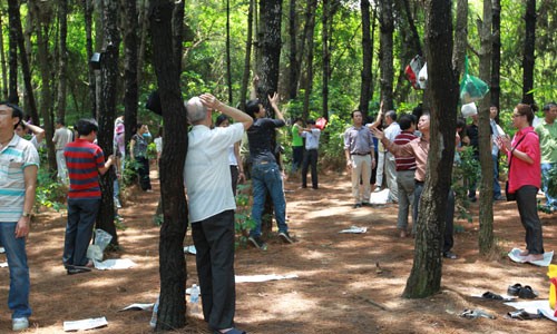 Trước khi biểu diễn đi trên than hồng, các cảm xạ viên đã luyện tập bài hút năng lượng từ cây trên núi Thiên Văn ở quận Kiến An (Hải Phòng).